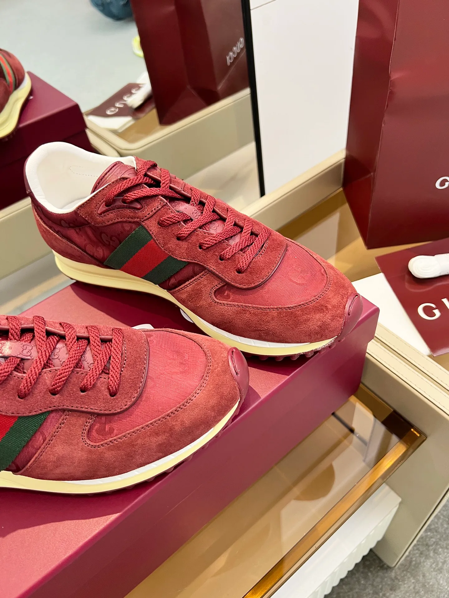 👟👟Ex-factory price 620👟👟 The design of Gucci's new casual shoes is simply amazing. The classic double G logo is matched with retro red and green webbing. It is fashionable and high-end. It is completely the top element in the fashion circle. It is highly recognizable when worn and keeps turning heads. 💯 The upper is soft and breathable, and the upper foot is comfortable! The soles are made of special cushioning material, so your feet won’t get tired no matter how much you walk. They are perfect for daily commuting, shopping, and traveling. Code number 40-45
